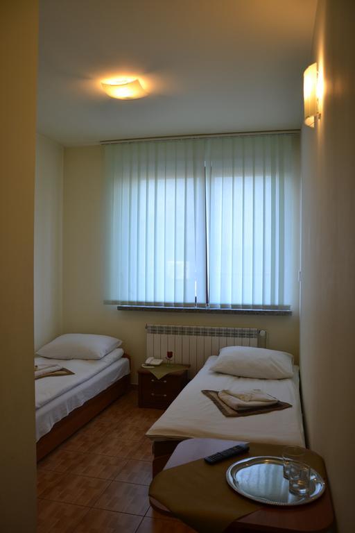 Zajazd Kwadrat Motel Dabrowa Gornicza Room photo