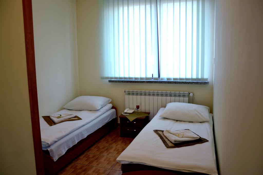 Zajazd Kwadrat Motel Dabrowa Gornicza Room photo